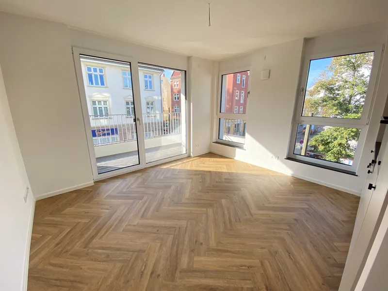 Heller Süd-Balkon direkt zwischen Marktplatz Adlershof und S-Bahn, mit EBK! — photo 1